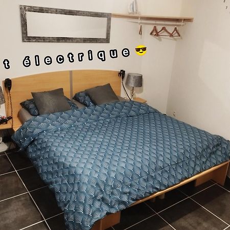 פואה Appartement Avec Cour Plein Centre מראה חיצוני תמונה