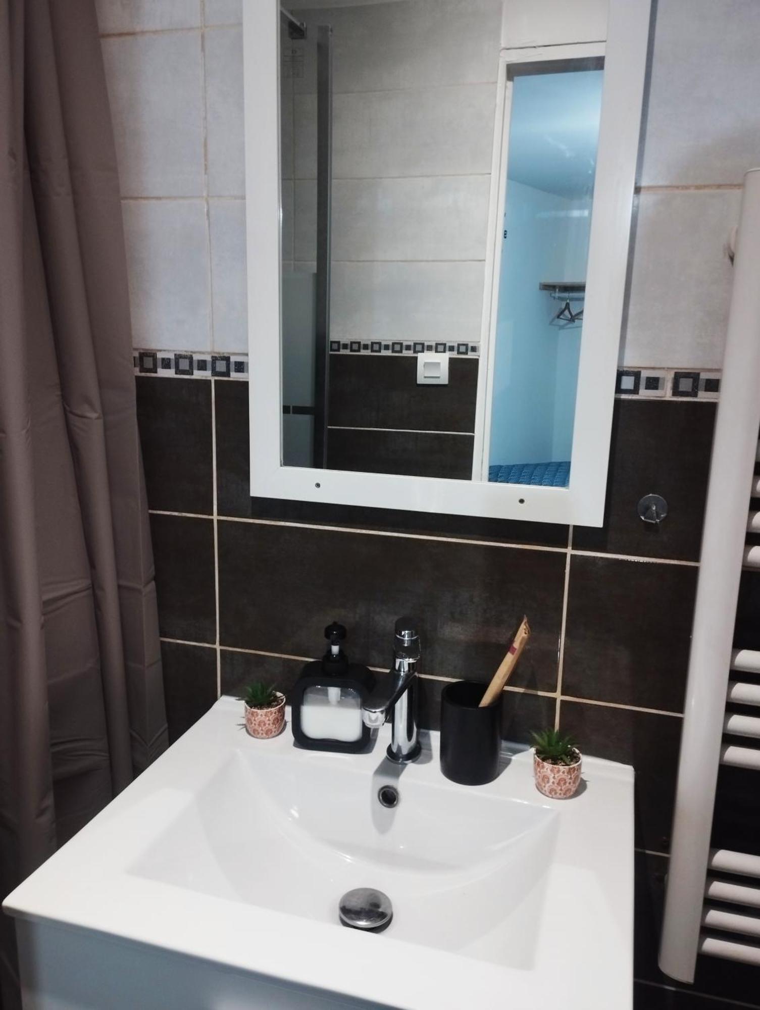 פואה Appartement Avec Cour Plein Centre מראה חיצוני תמונה